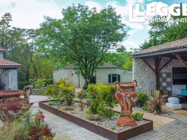 Élégante maison de 3 chambres avec piscine  gîte, située sur un terrain de 8 hectares comprenant des écuries