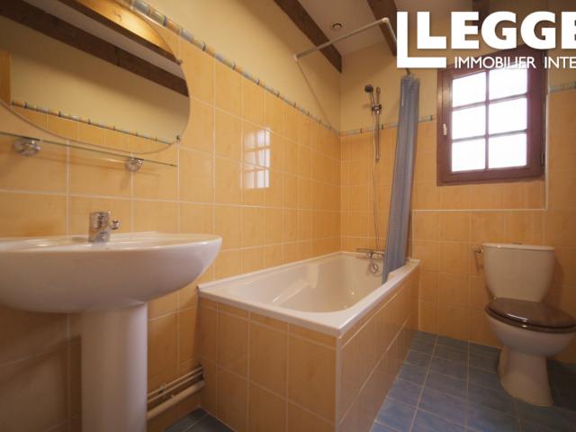 Élégante maison de campagne avec tour, 3 chambres, piscine et superbe cachet extérieur