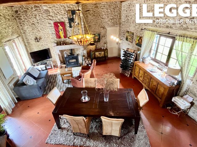 Élégante maison de campagne du XIXe siècle, rénovée avec style, avec piscine et vue imprenable sur la campagne