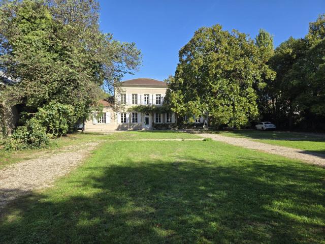 Elégante maison de maître au charme authentique, avec piscin. 304m² Agen