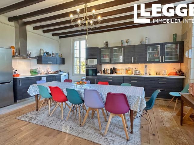 Élégante maison de maître de 260 m² avec 8 chambres et piscine, située sur un terrain de près de 4 000 m²