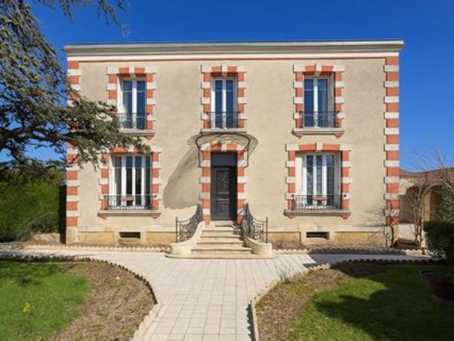 Élégante Maison de Village avec Deux Logements Sup