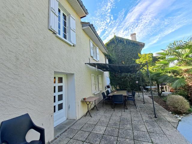 Élégante Maison de Village avec Jardin et Piscine 220m² Lectoure