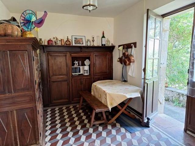 Élégante maison de village en pierre avec jardin, terrasse et dépendances – 120 m²