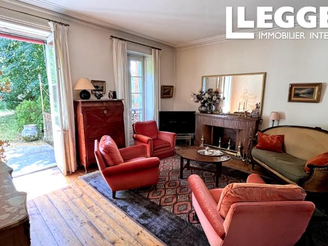 Élégante maison de ville cognac originale de 4 étages avec jardin privé