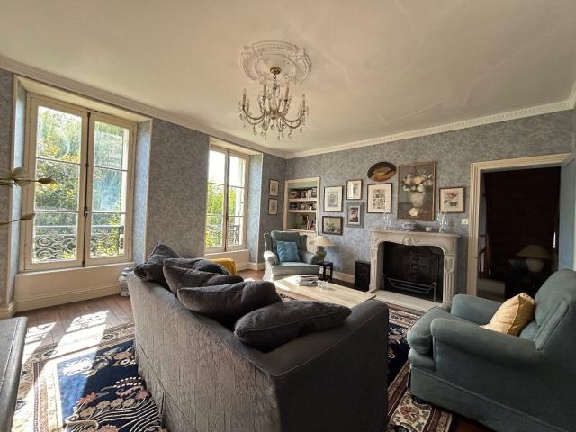 Élégante maison de ville au coeur du village historique de L. 204m² La Mothe Saint Héray