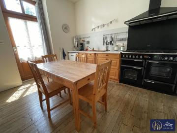 Élégante maison en pierre aux volumes généreux