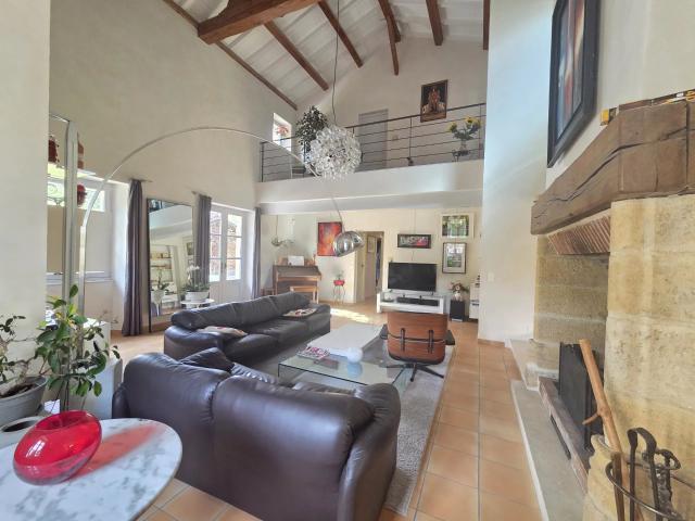 Elegante maison en pierre à Prayssac avec piscine sur terrain de