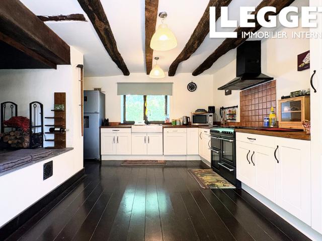 Élégante maison en pierre de 5 chambres avec impressionnante grange rénovée et dépendances à Saint Priest Ligo