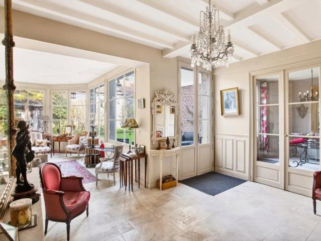 ELEGANTE MAISON FAMILIALE AVEC JARDIN 311M2 8CH/10PC avec jardin de 250M2