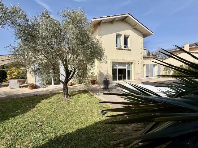 Elégante Maison Familiale: 5 chambres, Double garage Proche Gol