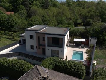 Élégante maison moderne 4 chambres 163 m2 habitables Environnement paisible avec piscine