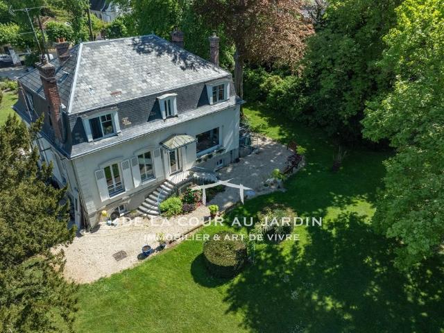 Elégante maison Mansart du XIXe avec jardin arboré et vue su. 244m² Germigny l'Evêque