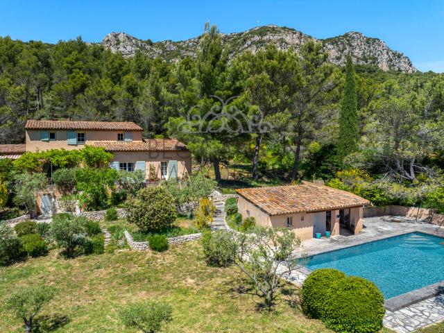 Élégante maison provençale dans un environnement préservé à Vauvenargues