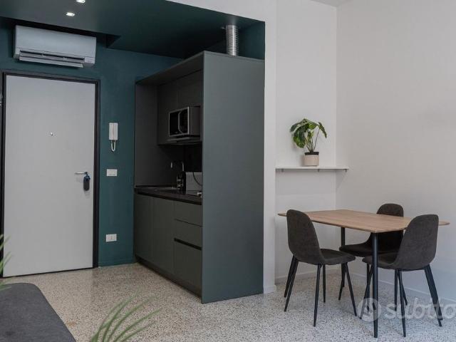Elegante monolocale completamente arredato A4