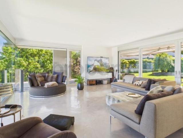 Elegante moderne Villa mit Garten und Panoramaseeblick in Carona