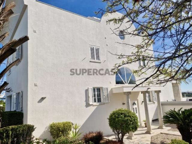 ELEGANTE MORADIA MODERNA V4+1 QUARTOS, PISCINA, GARAGEM E BELAS VISTAS SOBRE TAVIRA E AS COLINAS, NUM LOTE DE 929,00 M²