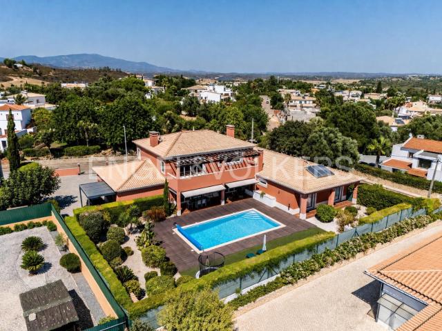 Elegante Moradia de 4 Quartos com Piscina em Monte Canelas