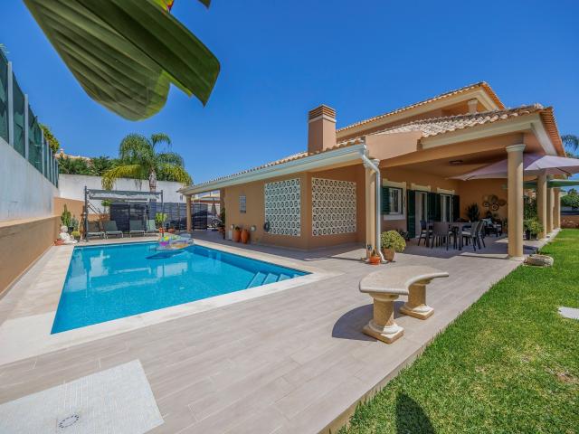 Elegante Moradia Familiar em Vale Pedras