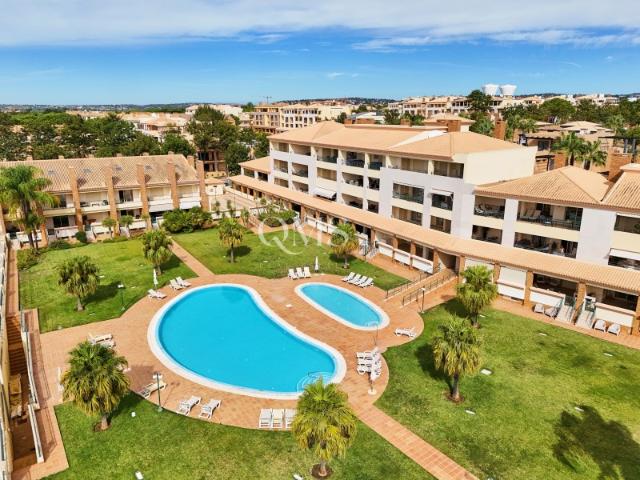 Elegante moradia geminada com 4 quartos, piscina, jardins e garagem privada em Vilamoura