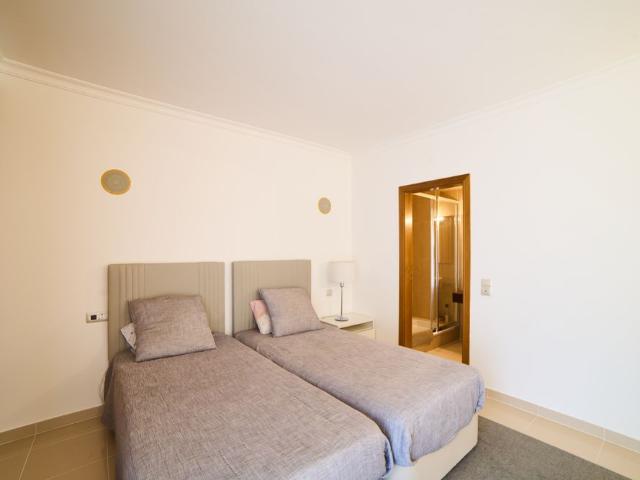 Elegante moradia geminada com 4 quartos, piscina, jardins e garagem privada em Vilamoura