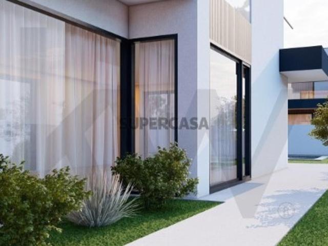Elegante Moradia Independente T3+1 com Jardim, Piscina e 3 Suites Abrunheira