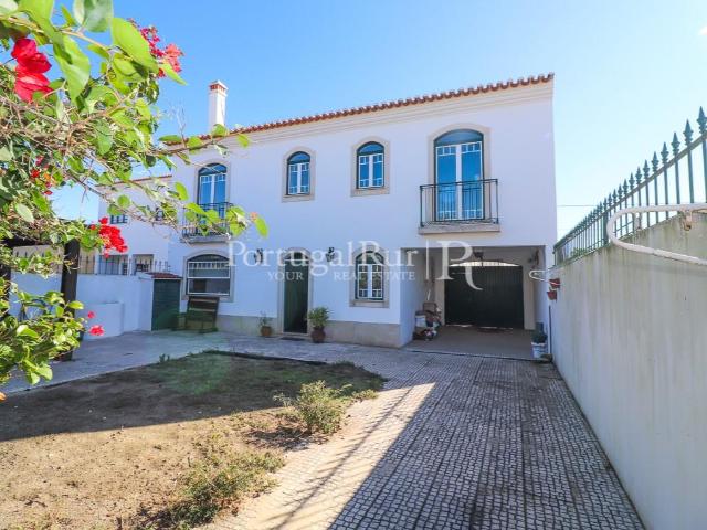 Elegante Moradia T4 com Jardim e Anexos em Alpiarça 217m² Alpiarça