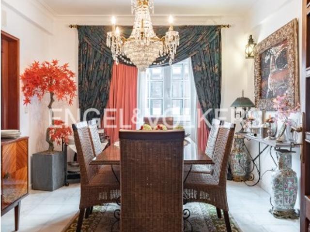 Elegante Moradia T4 com Jardim Privativo no Bairro da Encarnação