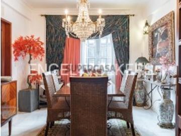 Elegante Moradia T4 com Jardim Privativo no Bairro da Encarnação