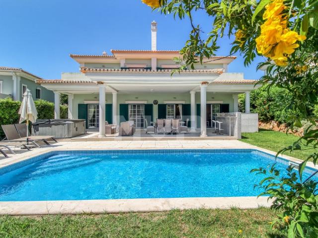 Elegante Moradia T4 com Piscina Privada no Martinhal Quinta. 283m² Almancil