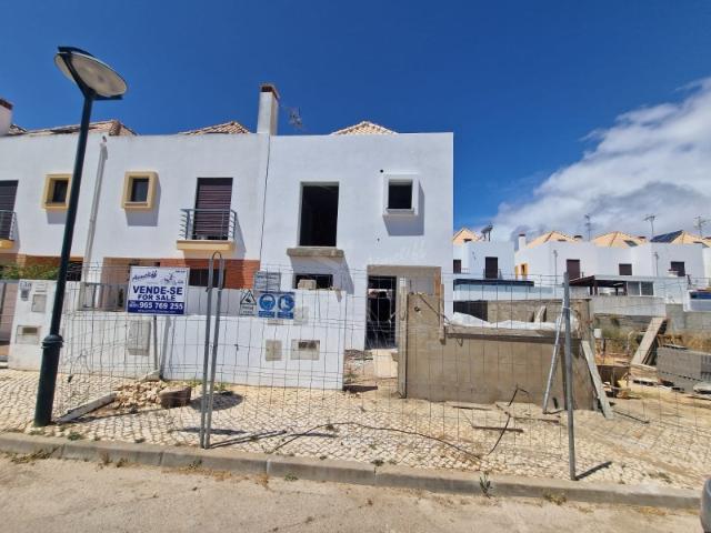 ELEGANTE MORADIA T2+1 EM CONSTRUÇÃO NUM LOTE DE 128,67 m²