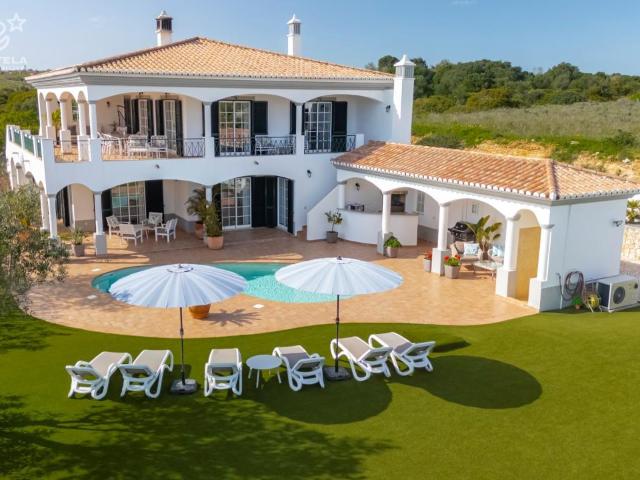 Elegante Moradia T3+1 com Vista Mar e Piscina em Porto de Mó. 346m² Lagos