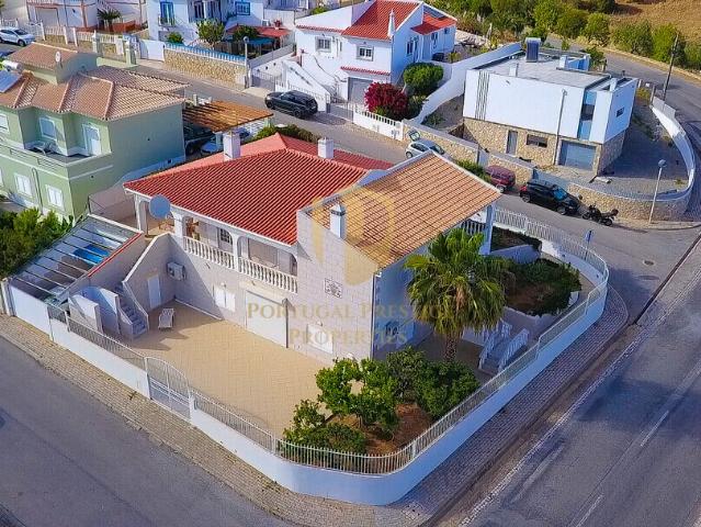 Uma moradia elegante e totalmente mobilada, com 3 quartos, garagem privada, amplos terraços, zona de churrasco, cave polivalente e jardins circundantes concebida para quem dá prioridade ao conforto e à qualidade de vida