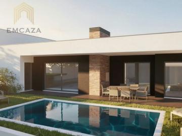 Elegante Moradia Térrea com Piscina Aquecida e Domótica em Condomínio Privado