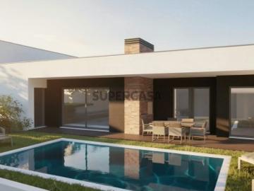 Elegante Moradia Térrea com Piscina Aquecida e Domótica em Condomínio Privado