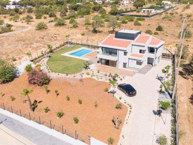 Elegante Moradia V5+2 Recém Renovada na Fonte Santa perto do. 322m² Quarteira