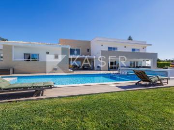 Elegante moradia virada a sul com vistas panorâmicas para o 305m² Albufeira e Olhos de Água