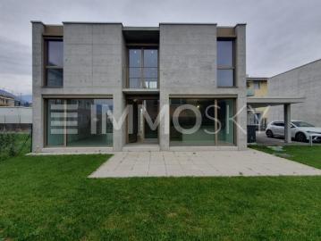 Elegante neu errichtete Villa mit Garten