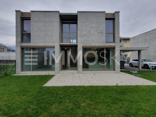 Elegante neu errichtete Villa mit Garten