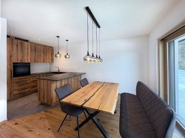 Elegante Neubauwohnung mit Garten und Bergblick