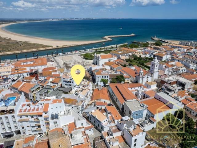 Elegante penthouse T2 situada no último piso, no coração de. 274m² Lagos