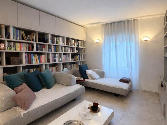 Elegante porzione di villa bifamiliare con dependance e giardino privato – a pochi passi dal mare