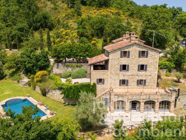 Elegante proprietà con piscina in posizione panoramica – Un. 427m² Pietralunga