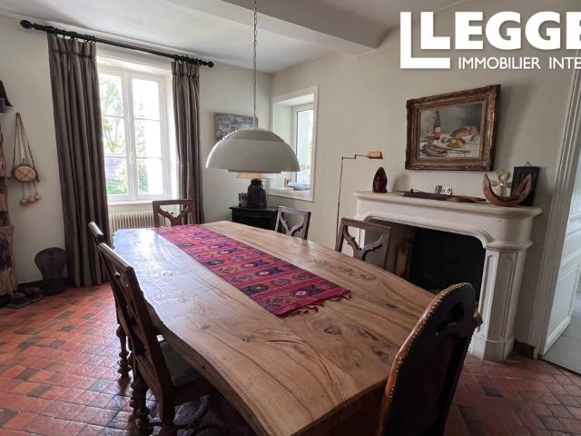 Elegante propriété avec dépendances, terrain et verger. Proche d'Aunay sur Odon et de Villers Bocage