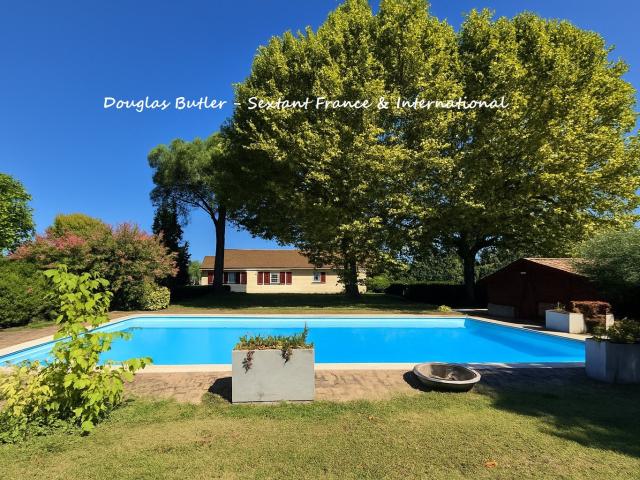 Elegante propriete avec parc et piscine, vue sue la Dordogne