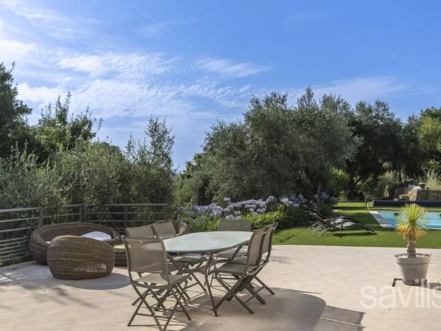 Elegante propriété avec piscine, au calme absolu
