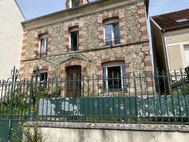Élégante propriété de caractère au coeur de Montmirail 51210