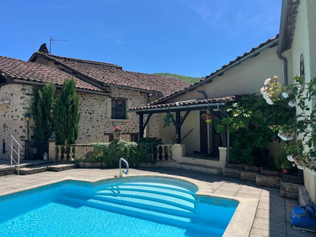 Elégante propriété de caractère avec trois habitations, piscine et cadre privilégié