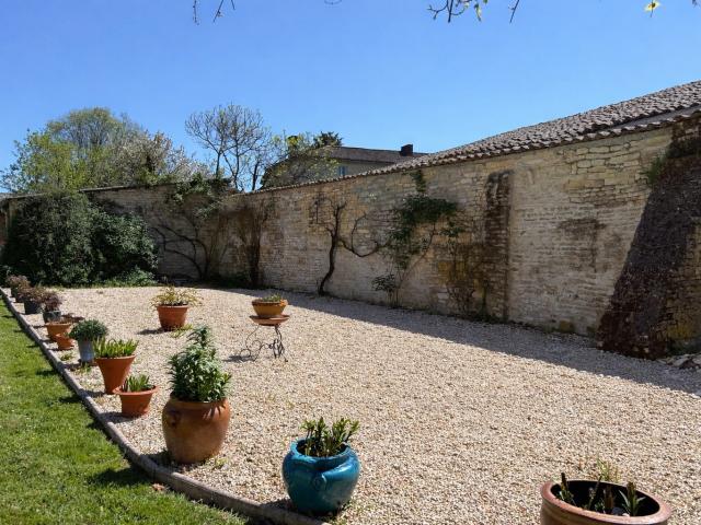 Elégante propriété de village avec dépendances et vastes jardins clos