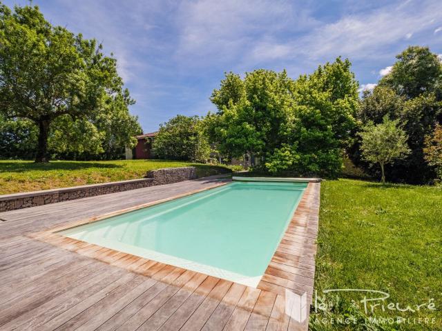 Élégante propriété en pierre rénovée, volumes généreux et ca. 327m² Albi